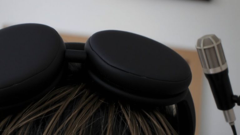 closed back headphones prevent mic leakage