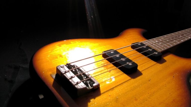 rich deep bass tones