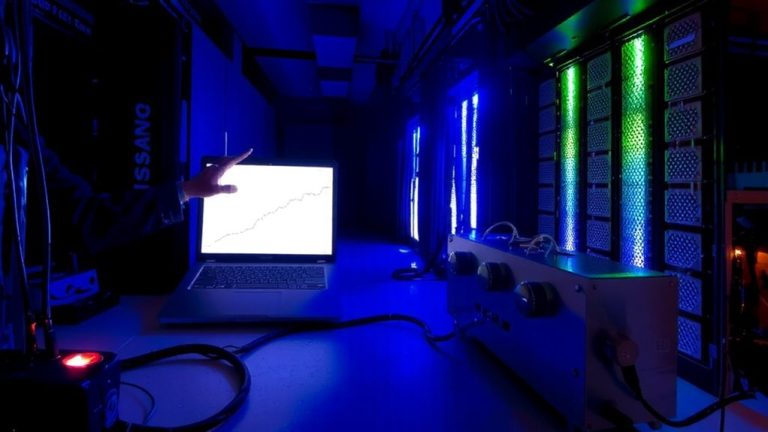 training with artificial feedback delays